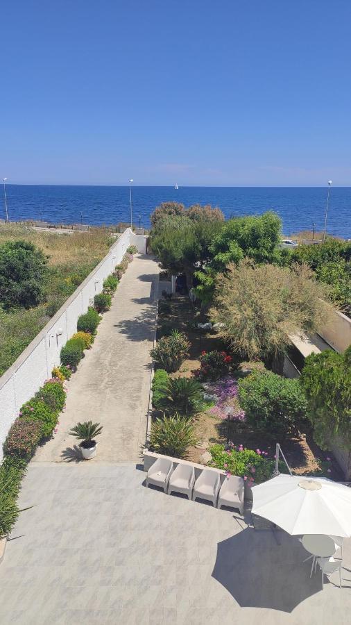 Seagull Apartments - Front And Sea View & Airport Барі Екстер'єр фото