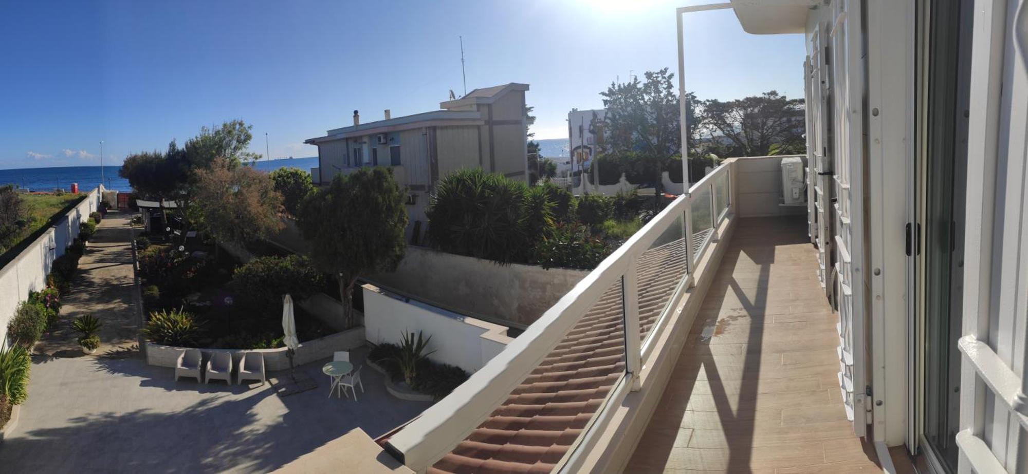 Seagull Apartments - Front And Sea View & Airport Барі Екстер'єр фото