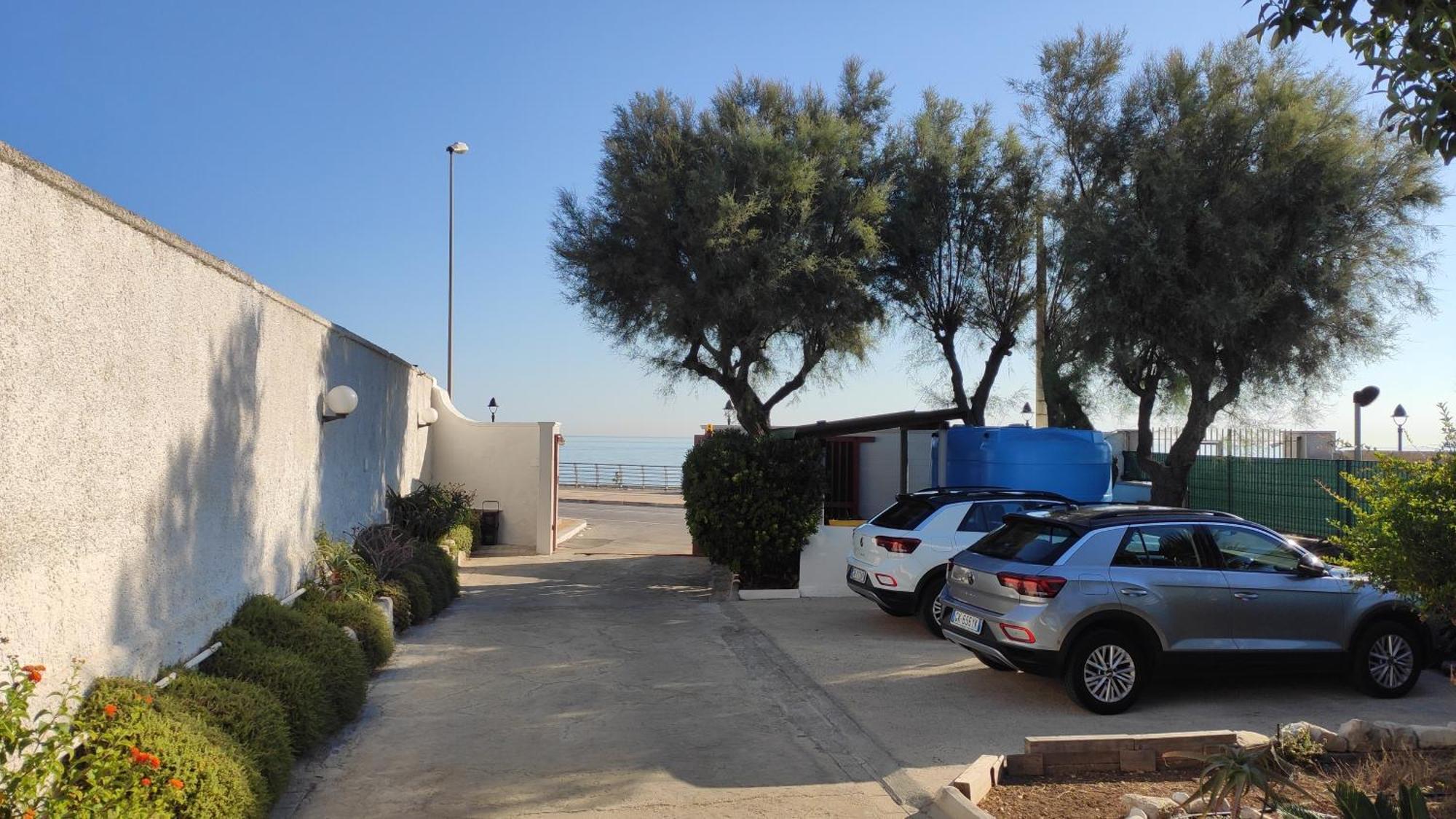 Seagull Apartments - Front And Sea View & Airport Барі Екстер'єр фото